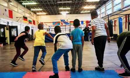 Kinder in einer Schulhalle im Rahmen der Arbeit des Selby Trust im Norden Londons.