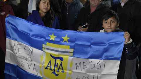 Fans gingen in Argentinien auf die Straße, um Messi zu bitten, 2016 zu bleiben.