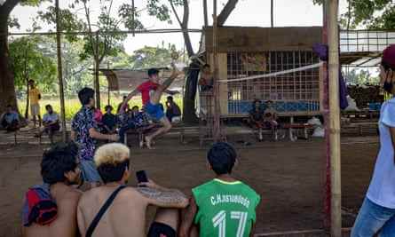 Burmesische Wanderarbeiter spielen an ihrem arbeitsfreien Tag in Mae Sot Volleyball