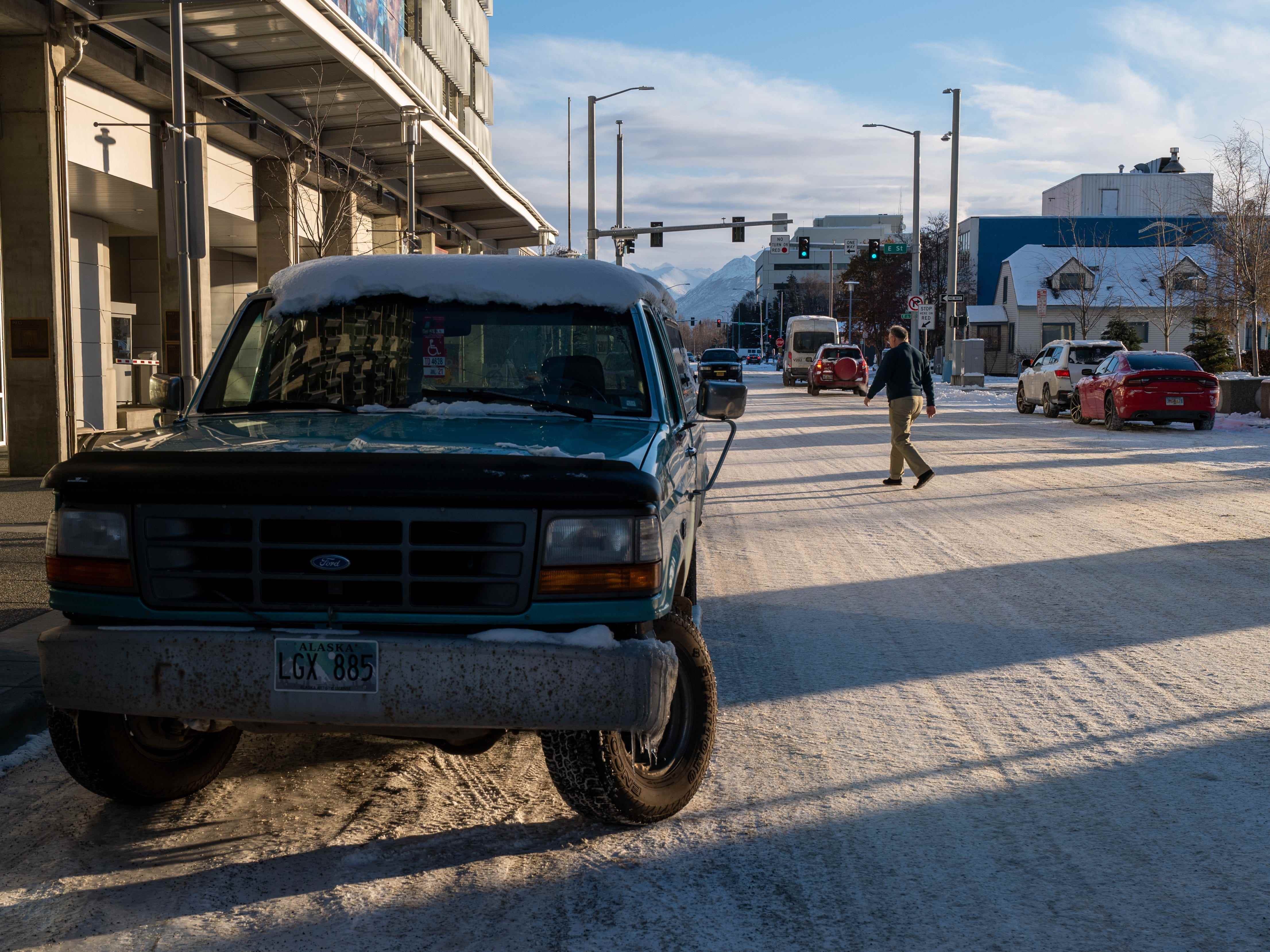 Menschen gehen am 4. November 2022 in Anchorage, Alaska, durch eine verschneite Innenstadt.