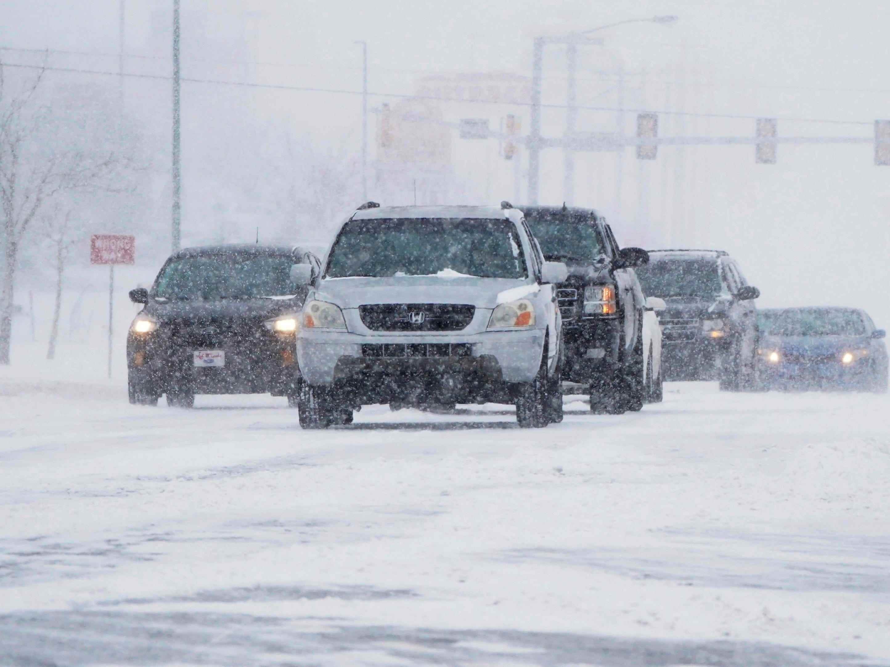 Fahrer machen sich während eines Wintersturms am Sonntag, dem 14. Februar 2021, in Oklahoma City auf den Weg eine Straße entlang.