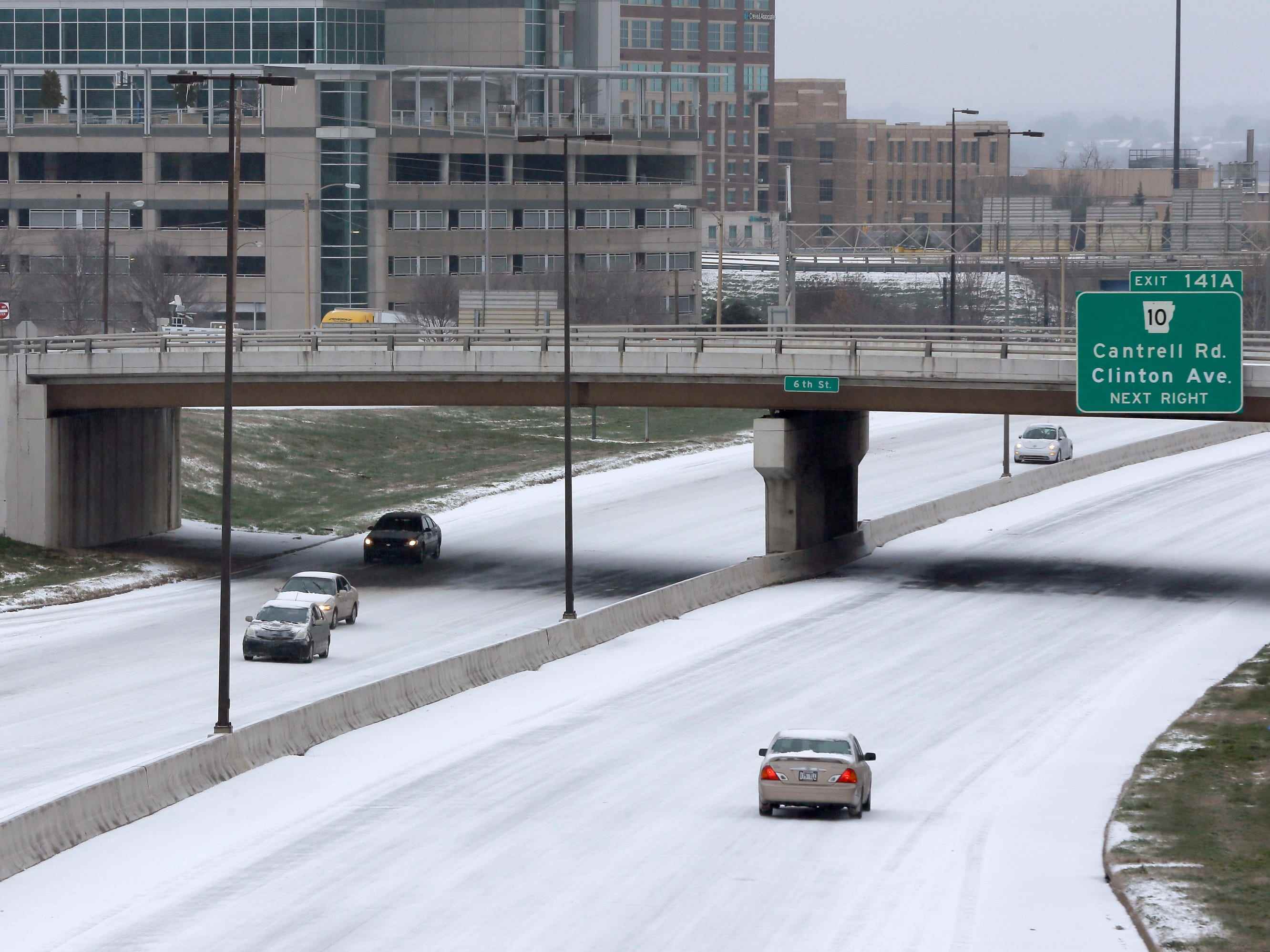 Sehr wenig Verkehr fährt entlang der Innenstadt von Little Rock, Ark., nachdem Schneeregen und Schnee am frühen Montag, 16. Februar 2015, gefallen waren.