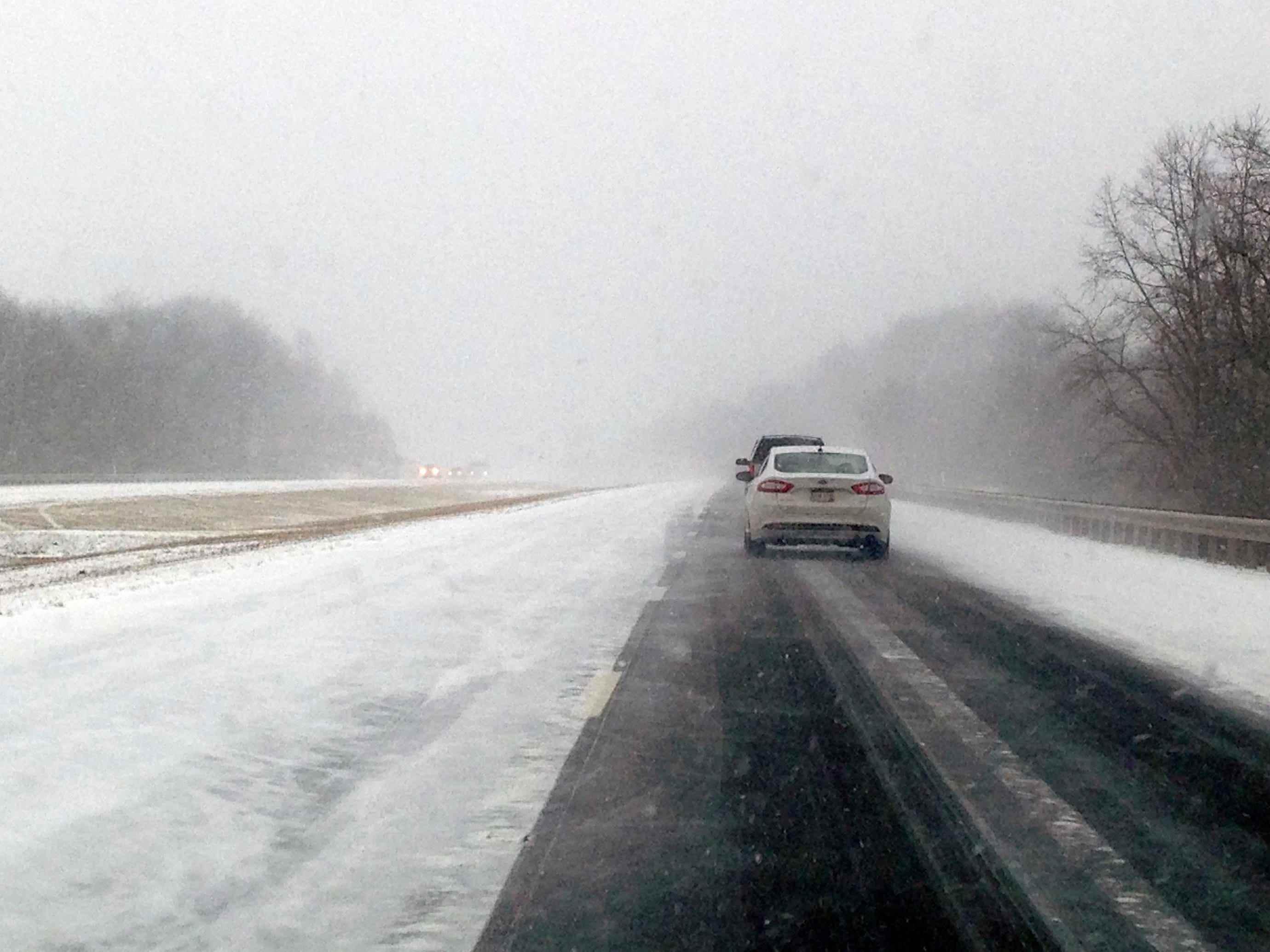 Der Verkehr auf der Interstate 64 in der Nähe von Lewisburg, W.Va., ist aufgrund von Schneetreiben am Mittwoch, 7. Januar 2015, auf eine Fahrspur reduziert.