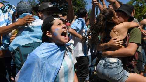 Argentinische Fußballfans feiern den WM-Sieg ihrer Mannschaft.