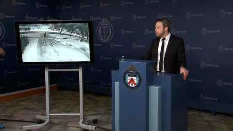 Im Jahr 2021 veröffentlichte die Polizei von Toronto dieses verschwommene Bild eines potenziellen Verdächtigen in dem Fall. 