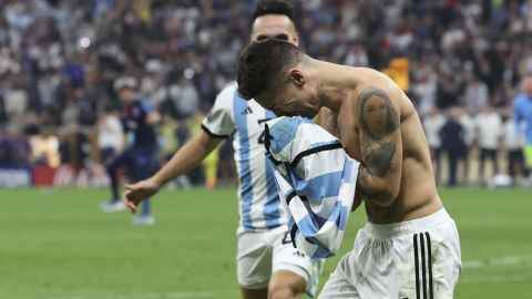 Gonzalo Montiel feiert den entscheidenden Elfmeter für Argentinien. 
