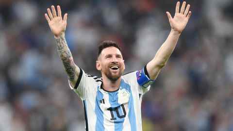 Messi genießt die Bewunderung der Menge, nachdem er seinen Elfmeter erzielt hat.