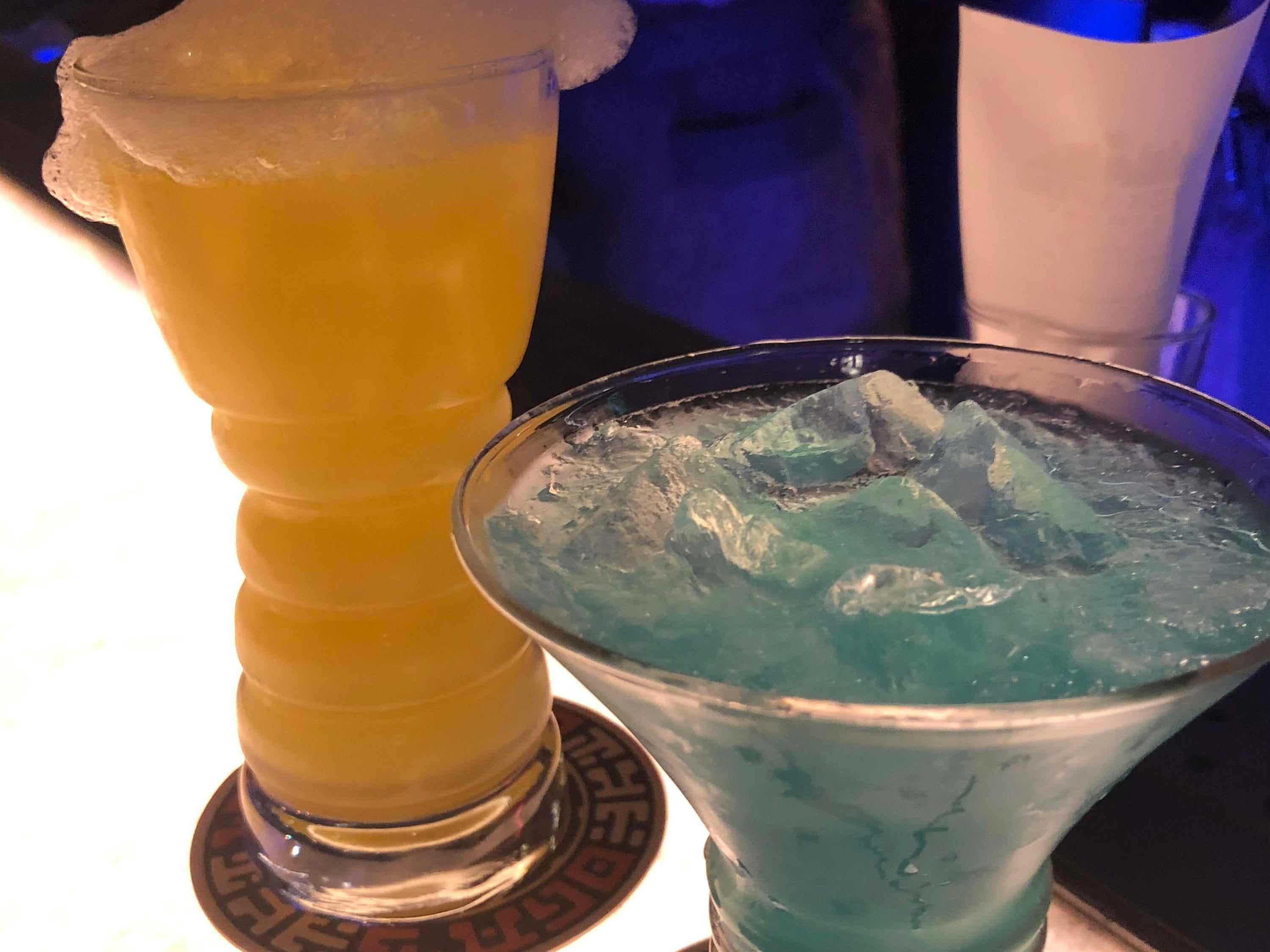 ausgefallene cocktails von oga's cantina in disney's hollywood studios