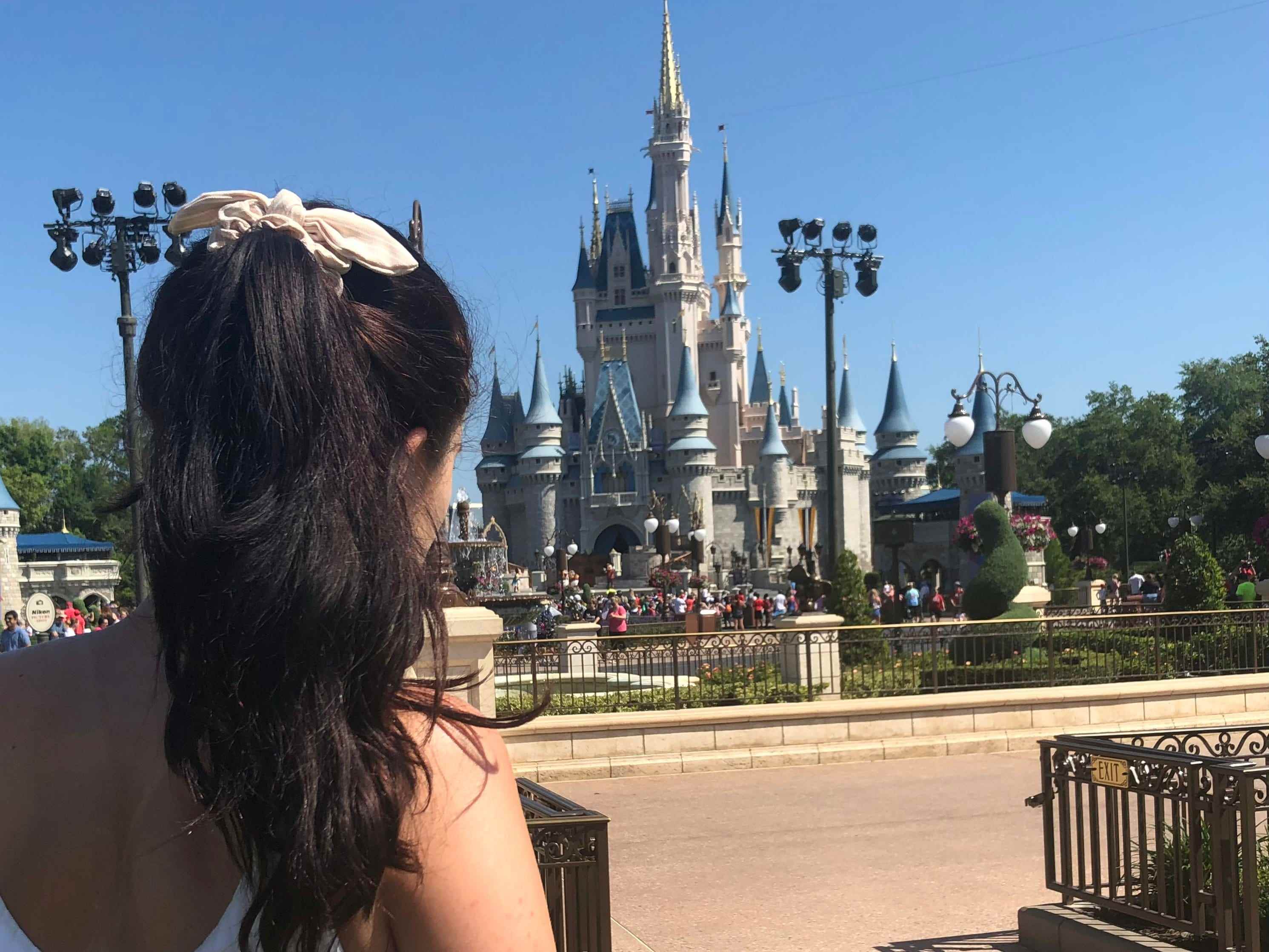 Sam steht vor dem Cinderella-Schloss in Disney World