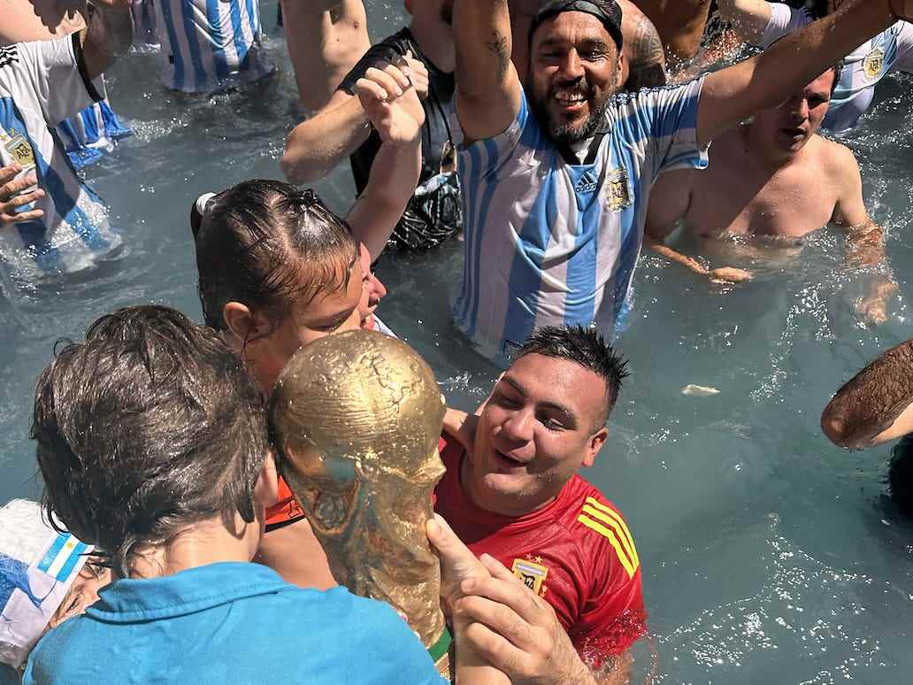 Menschen feiern, nachdem Argentinien die Weltmeisterschaft gewonnen hat