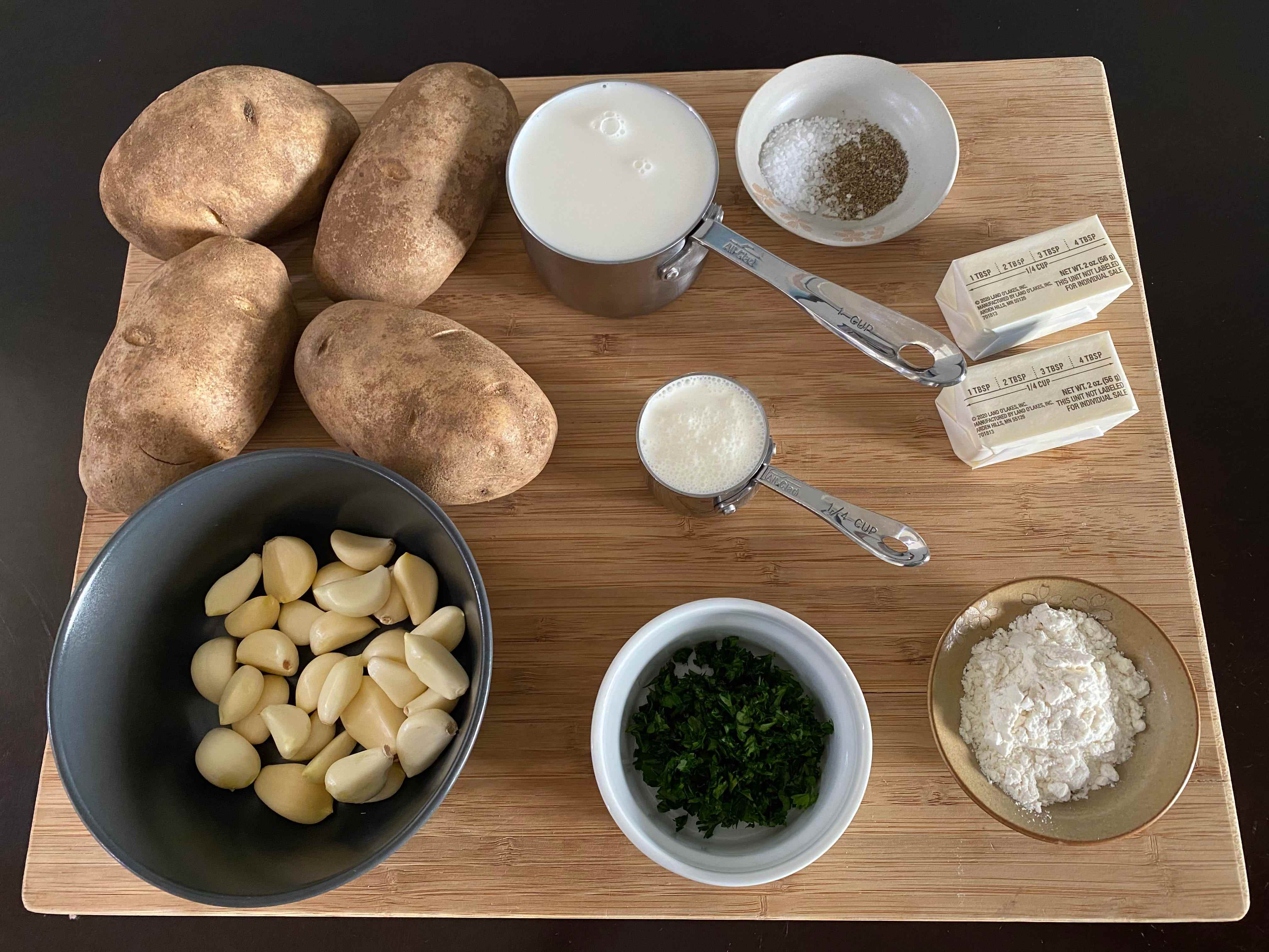 Zutaten für Julia Child Knoblauch Kartoffelpüree auf einem Holzbrett