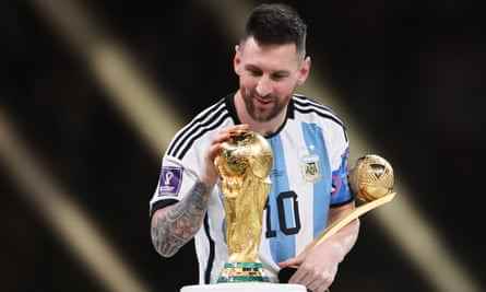 Messi streichelt zärtlich über den WM-Pokal