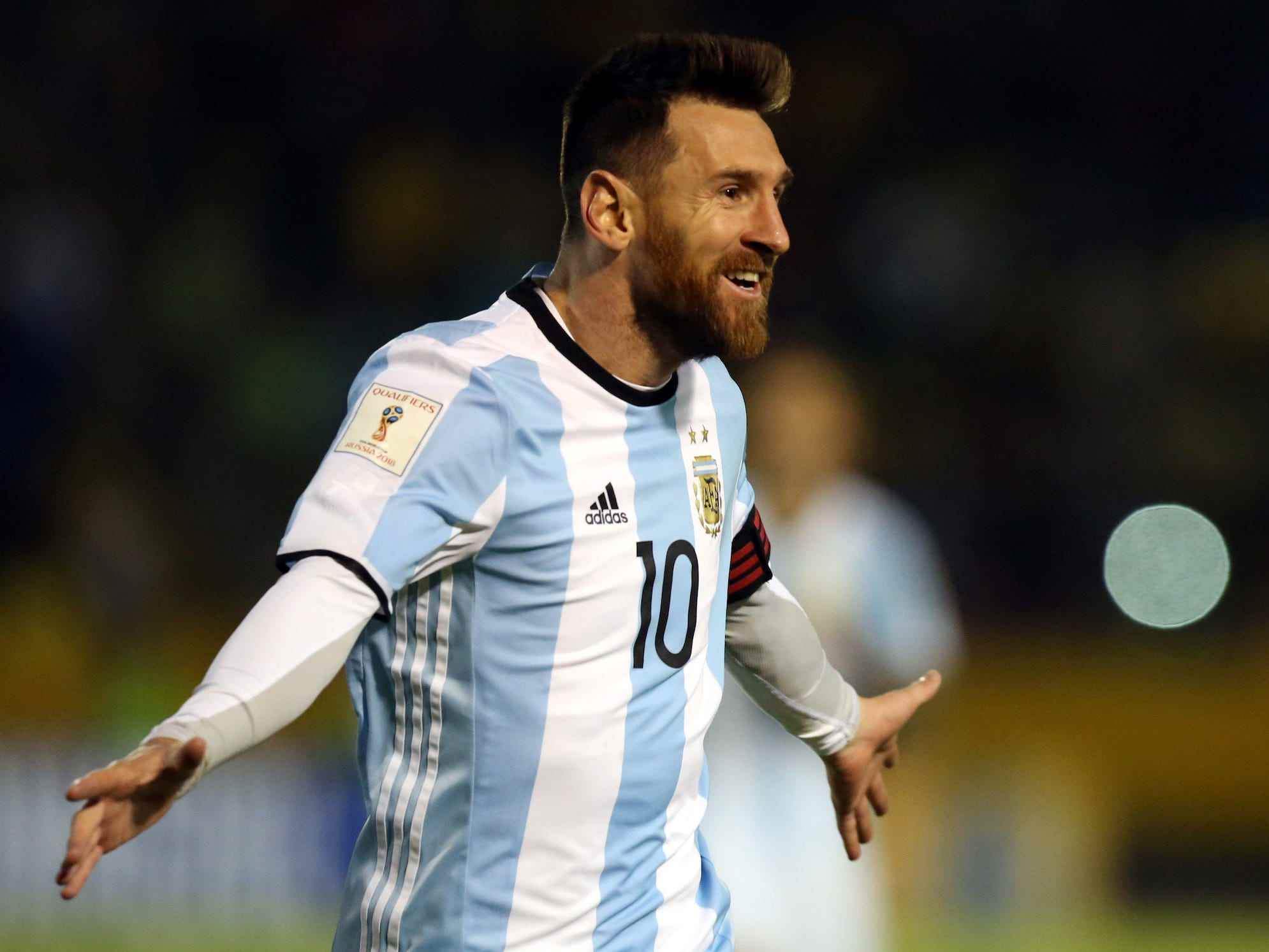 Messi feiert 2017 einen Hattrick gegen Ecuador.