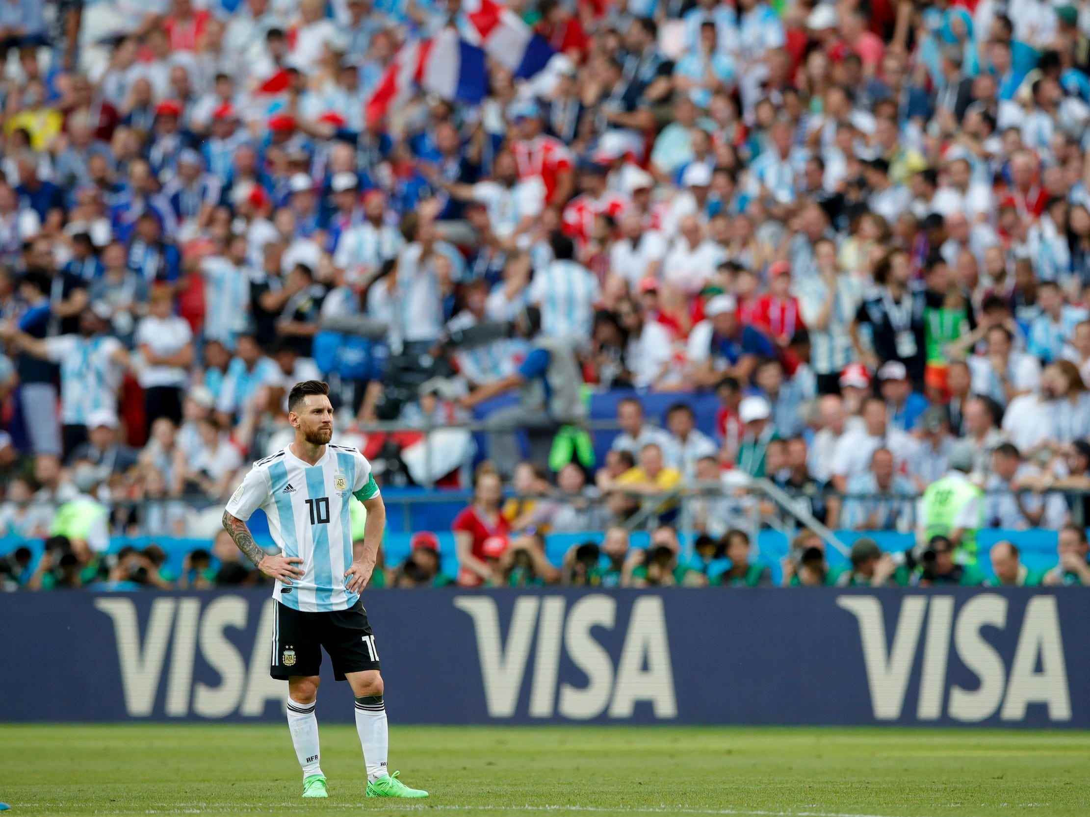 Messi reagiert auf die 4:3-Niederlage Argentiniens gegen Frankreich bei der WM 2018.