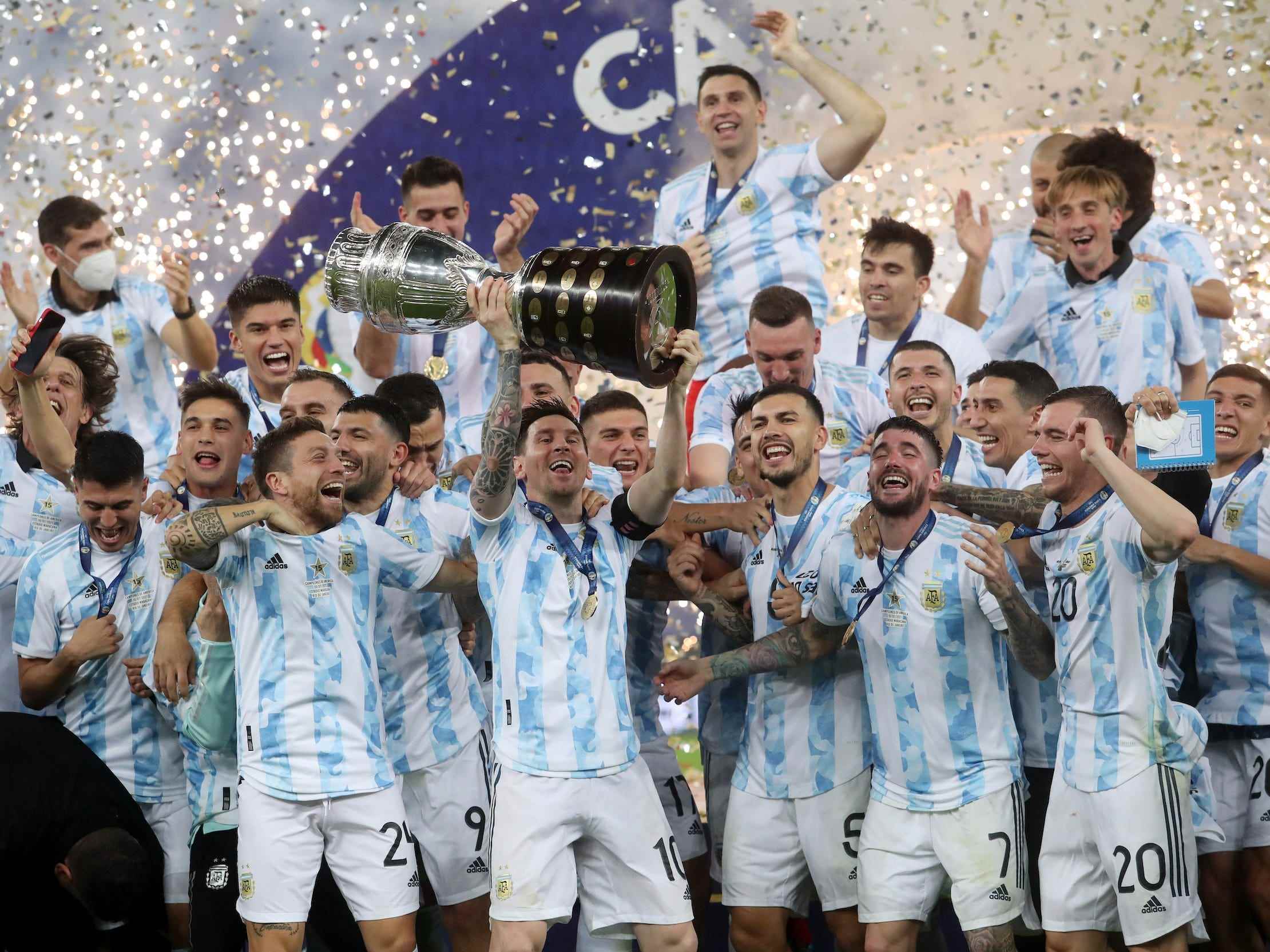 Lionel Messi feiert mit Argentinien den Gewinn der Copa América 2021.