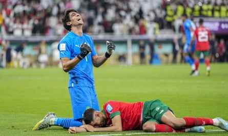 Yassine Bono und Achraf Hakimi feiern Marokkos Sieg gegen Portugal.