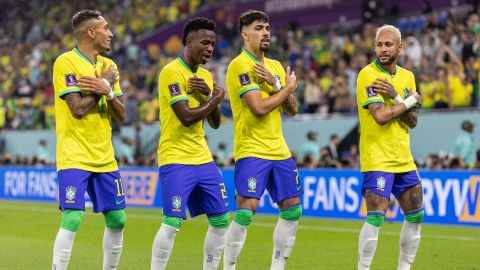 Vinicius Junior aus Brasilien tanzt mit Raphinha, Lucas Paqueta und Neymar, nachdem er das erste Tor des Teams gegen Südkorea erzielt hat.