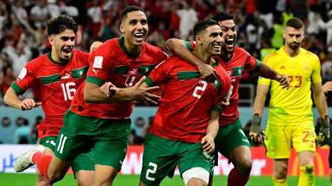 Marokkos Achraf Hakim feiert mit seinen Teamkollegen, nachdem er im Elfmeterschießen gegen Spanien den letzten Elfmeter verwandelt hat.