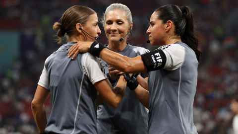 Die Schiedsrichter Stephanie Frappart, Neuza Ines Back und Karen Diaz Medina geben sich beim Aufwärmen vor dem Spiel der Gruppe E zwischen Costa Rica und Deutschland die Hand.