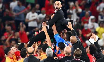 Marokkos Spieler und Betreuer geben Cheftrainer Walid Regragui nach ihrem Sieg gegen Portugal Auftrieb und stehen damit als erste afrikanische Nation im Halbfinale einer Weltmeisterschaft