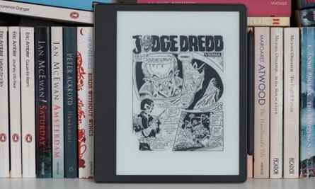Ein Judge-Dredd-Comic auf dem Bildschirm des Kindle Scribe.