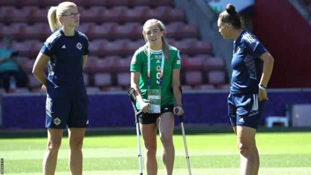 Eine Knieverletzung beendete Simone Magills EM-Teilnahme nach einem Spiel