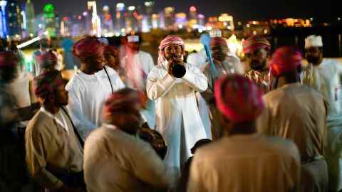 Ein Musiker aus dem Oman spielt traditionelle Musik an der Strandpromenade Corniche in Doha, Katar, Samstag, 26. November 2022.