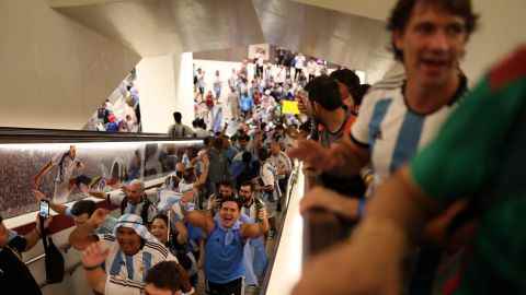 Fans werden vor dem Spiel zwischen Argentinien und Mexiko in der Doha Metro gesehen.