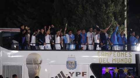 Argentinische Spieler winken nach ihrer Ankunft in Buenos Aires vom Dach eines Busses.