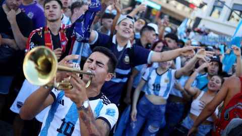 Argentinien-Fans feiern die Ankunft der Nationalmannschaft in Buenos Aires.