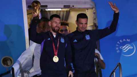Lionel Messi führt das argentinische Team an, als es am 20. Dezember in Buenos Aires aus dem Flugzeug steigt.