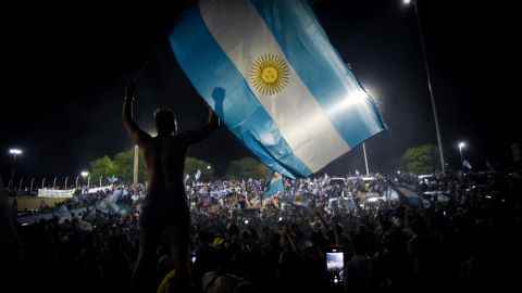 Fans versammeln sich vor der Ankunft des Teams vor dem Trainingsgelände des argentinischen Fußballverbands.