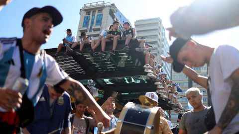 Die Fans kletterten hoch, um einen Blick auf den argentinischen Bus zu erhaschen.