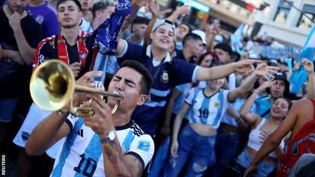 Argentinien-Fans spielen Musik und tanzen in Buenos Aires