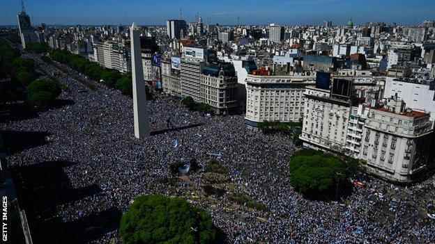 Hunderttausende Argentinier drängen sich auf der Plaza de la República in Buenos Aires, wo später am Dienstag die Busparade der Weltmeistermannschaft enden wird