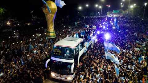Argentiniens Spieler feiern an Bord eines Busses mit Fans nach dem Gewinn der Weltmeisterschaft.