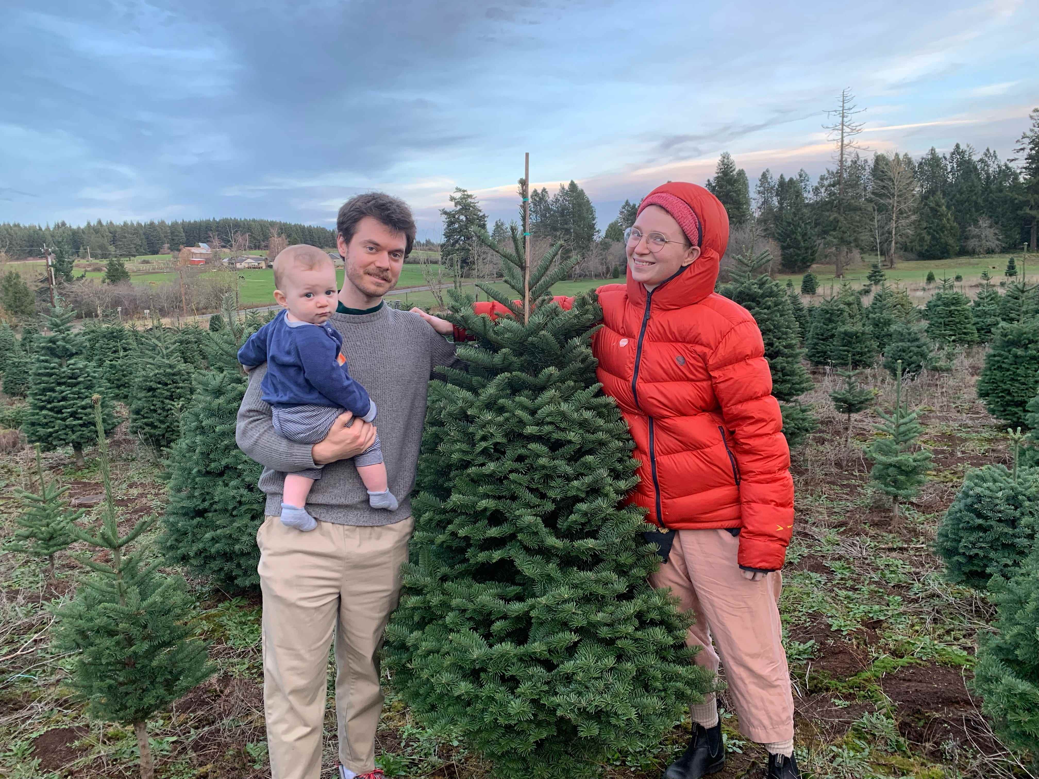 Sage Agee, ihr Co-Elternteil und ihr Kind suchen einen Weihnachtsbaum aus