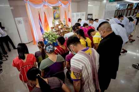 Gratulanten beten für die Genesung von Thailands Prinzessin Bajrakitiyabha im King Chulalongkorn Memorial Hospital.