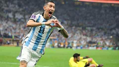 Di María feiert, nachdem er Argentiniens zweites Tor gegen Frankreich im WM-Finale erzielt hat.