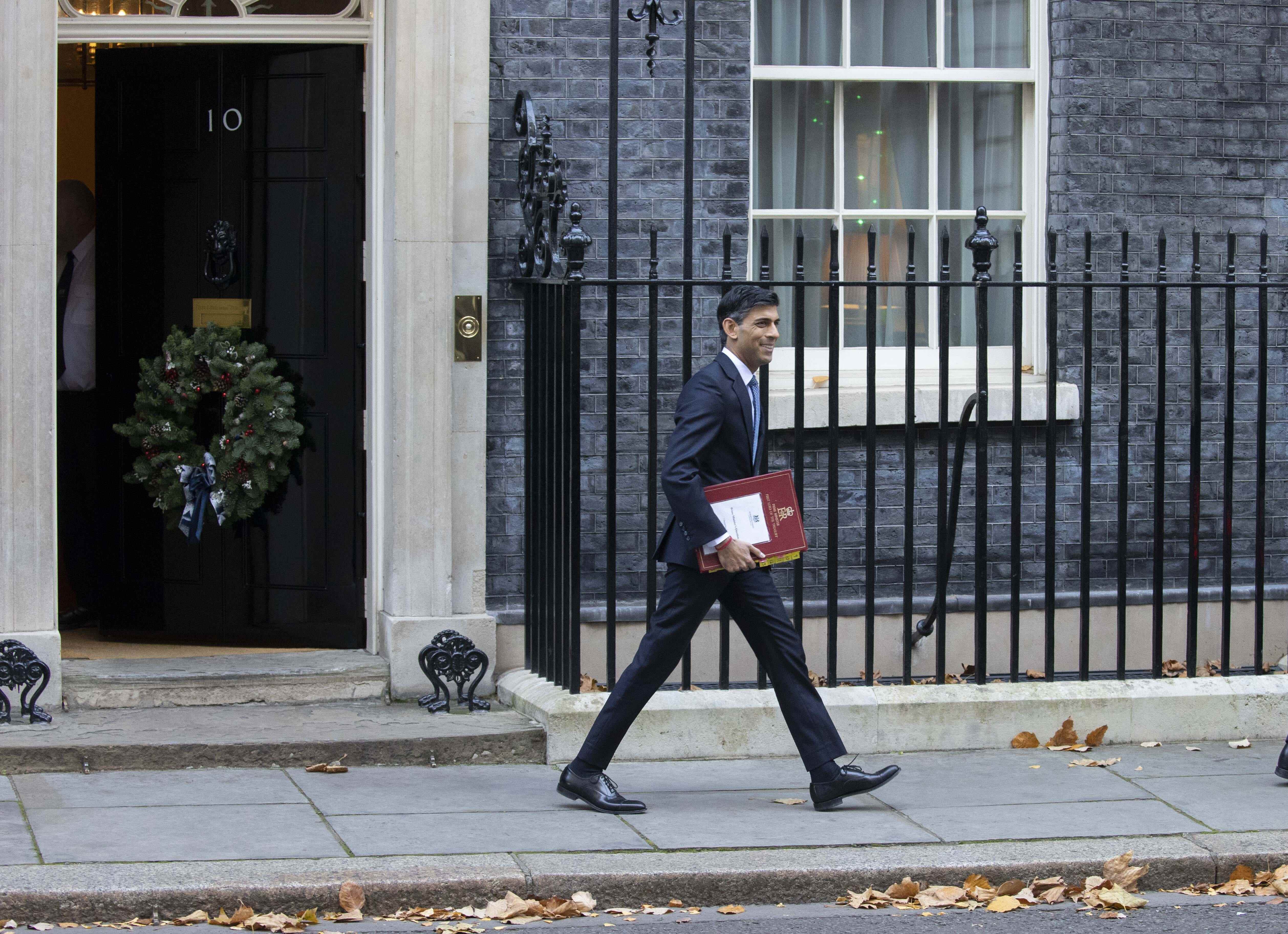 Der britische Premierminister Rishi Sunak verlässt am 7. Dezember 2022 die Downing Street 10 im Zentrum von London auf dem Weg zur Teilnahme an der wöchentlichen Sitzung der Fragen des Premierministers (PMQs) im Unterhaus.