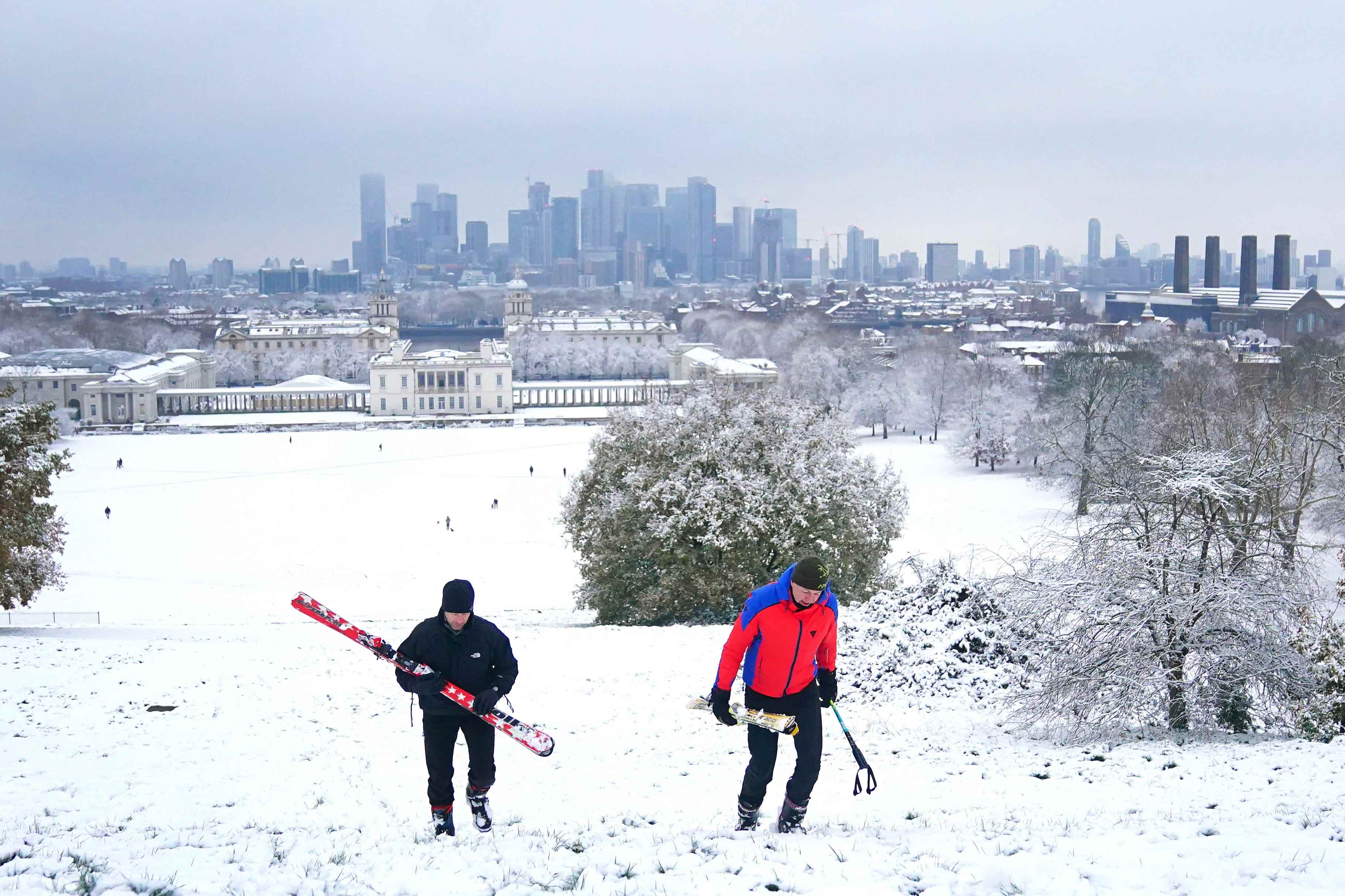 Zwei Skifahrer erklimmen im Greenwich Park im Südosten Londons einen Hügel durch den Schnee.  Schnee und Eis sind über Teile des Vereinigten Königreichs hinweggefegt, und die kalten winterlichen Bedingungen werden noch Tage andauern.