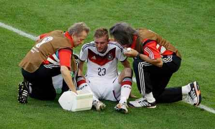 Christoph Kramer wird während des WM-Finales 2014 medizinisch versorgt