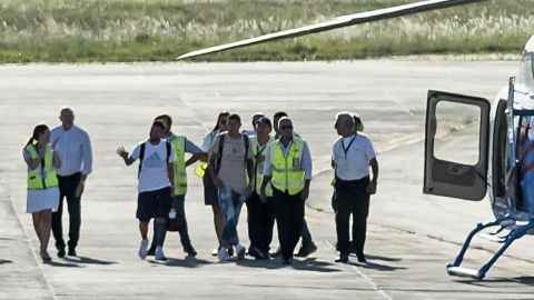 Messi und Di Maria bereiten sich darauf vor, am internationalen Flughafen Islas Malvinas in einen Hubschrauber zu steigen, bevor sie zu ihren jeweiligen Häusern in Rosario, Provinz Santa Fe, Argentinien, aufbrechen.
