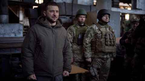 Präsident Zelenskiy besucht ukrainische Militärangehörige an ihrer Position in der Frontstadt Bakhmut.