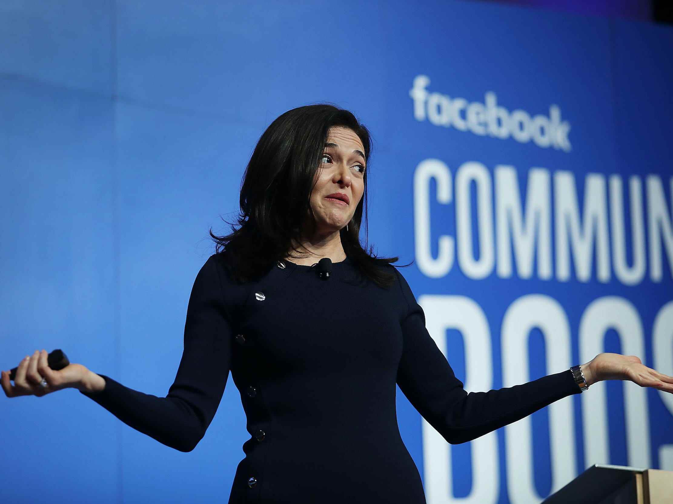 Sheryl Sandberg, COO von Meta, zuckt mit den Schultern, als sie bei einer Facebook-Veranstaltung auf der Bühne steht