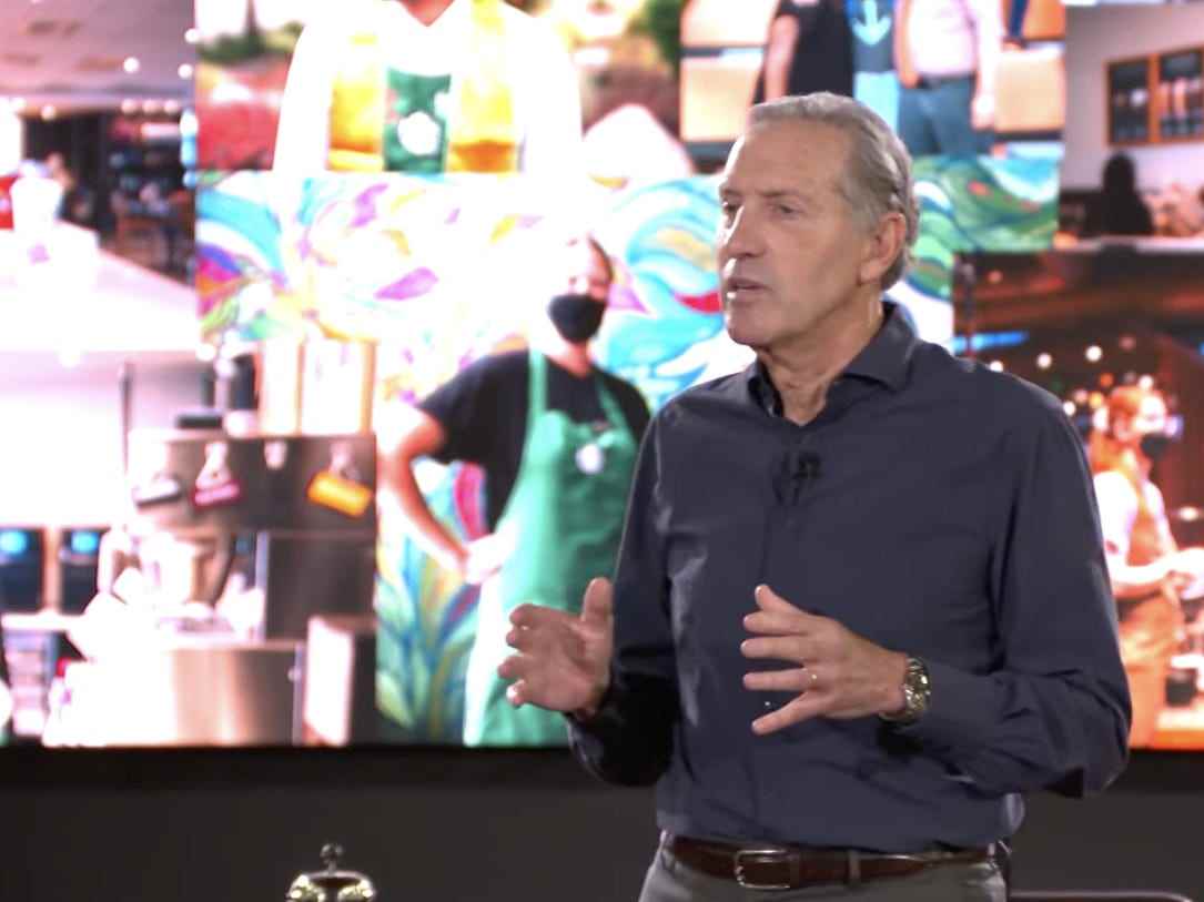 Howard Schultz, CEO von Starbucks, spricht am 4. April 2022 auf dem Open Forum des Unternehmens.