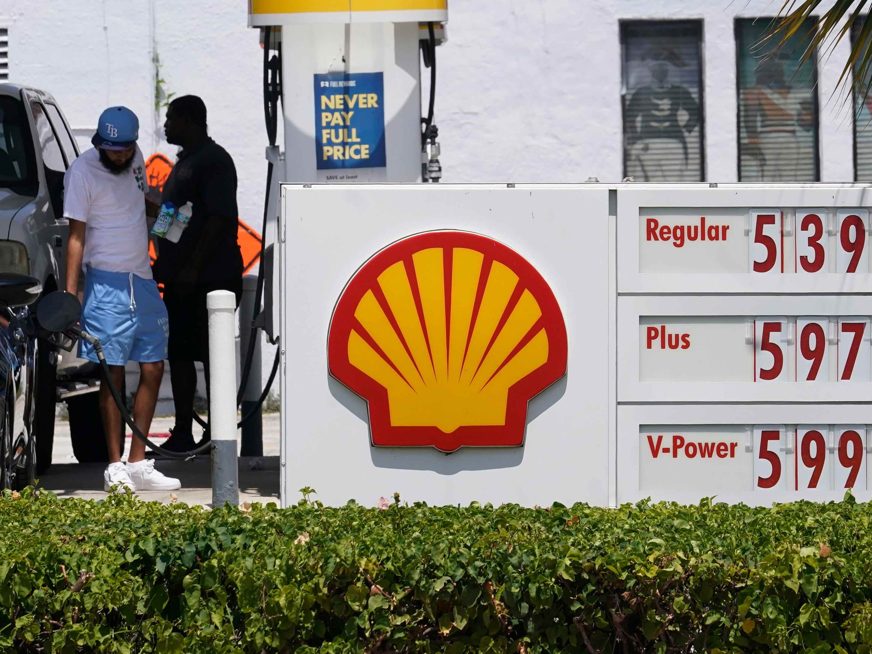 Autofahrer tanken an einer Shell-Tankstelle.