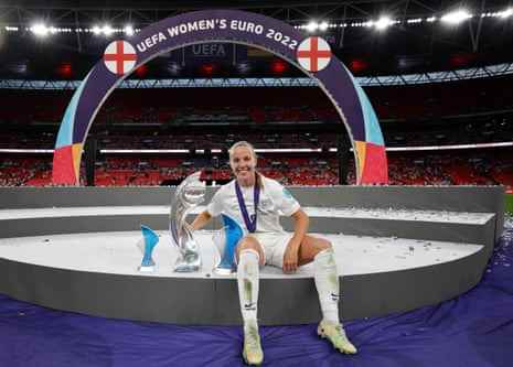 Beth Mead posiert nach dem Finale, das England mit 2:1 gegen Deutschland gewann, mit der Trophäe der Euro 2022