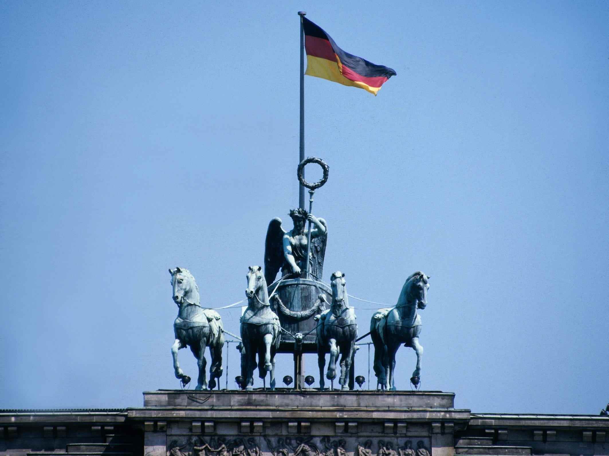 Über dem Brandenburger Tor weht eine deutsche Flagge, gesehen im Jahr 1900.