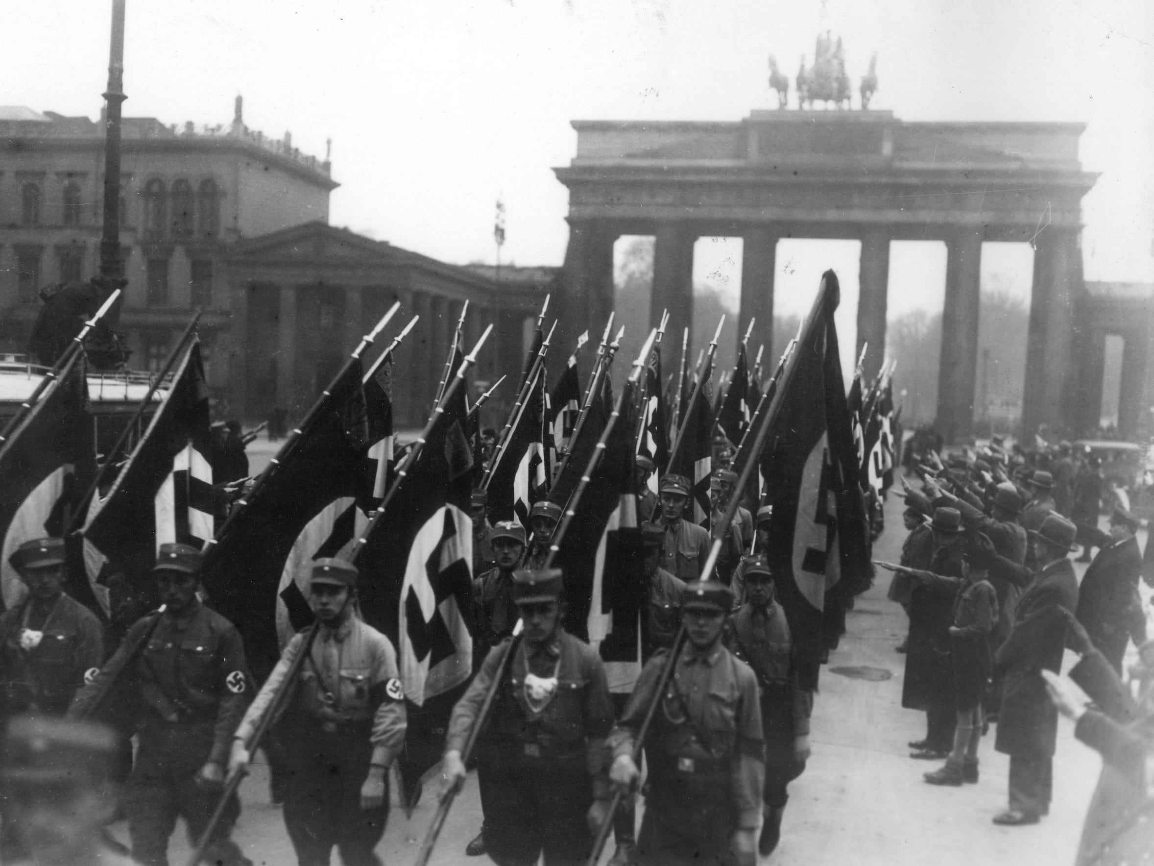 Mitglieder der NSDAP-Parade durch Berlin, Deutschland.
